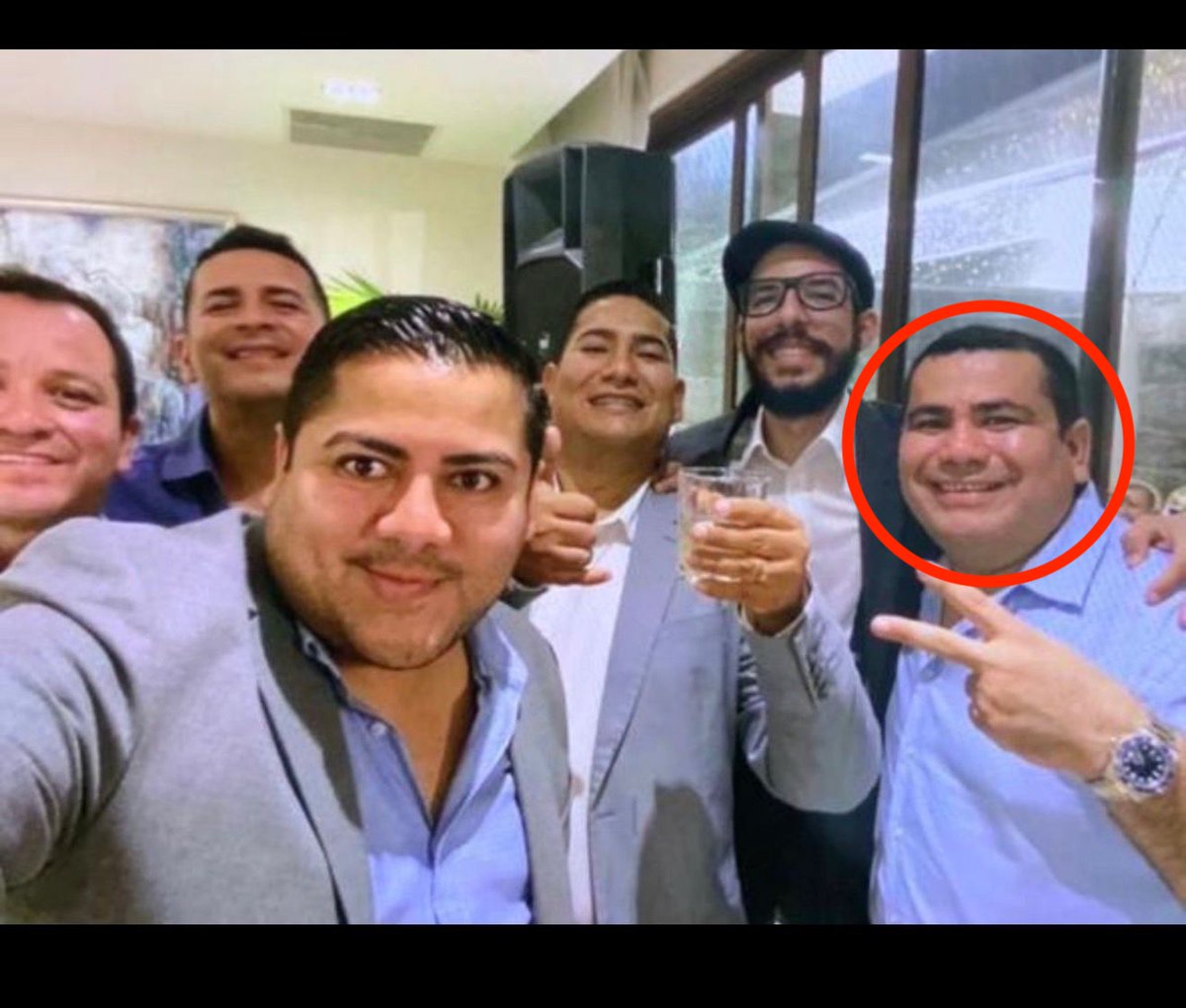 AndresDuranEc's tweet photo. Yo estoy de acuerdo con ambos. ¿Olvidaste que le invitabas a Juan Carlos Mendoza Daza a fiestas y bodas?, ¿Sabías que JM aparece en los progresivos de la UNTIAT como enlace de la mafia albanesa? 
Aquí lo tienen a JM con Bryan Soria, ante de ser asesinado. ¿Se pelearon por el mal reparto? Entiendo que Galamedios todavía les debe medio palo👇.