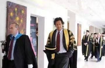 MaidahMuhammad's tweet photo. پاکستانیوں یہ تحریر پڑھنی ہے اور فخر ہوگااپنے لیڈر عمران خان پر۔
بریڈ فورڈ یونیورسٹی کاشمار برطانیہ کی مشہور یونیورسٹی میں ہوتا ہے-

یہ دنیا کی بہترین درسگاہ میں شمار ہوتی ہےاور برطانیہ کی ٹاپ 15 یونیورسیز میں سے 1 یونیورسٹی ہے- 2005 میں یونیورسٹی کو چانسلر کی ضرورت تھی۔ پوری دنیا سے 100 سے زیادہ سکالرز اور بزنس مینیجرز کو بلایا گیا –جس میں زیادہ تعداد برطانیہ ور امریکا اور جرمن سکالرز کی تھی۔ اس لسٹ میں پاکستان اور انڈیا میں سے صرف ایک بندے کو بلایا گیا، سلیکشن سے پہلے جرمن سائنٹسٹ کو چانسلر کی سیٹ کے لیے سب سے زیادہ مضبوط امیدوار قراردیا جا رہا تھا - مگر تمام کہانی اس وقت تبدیل ہوئی جب "ٹیلنٹ " لیڈرشپ " موڈرن اسٹڈیز " پر بحث میں پاکستان نژاد نے دوسرے تمام امیدوار کو پیچھے چھوڑ دیا - اس ہال میں بریڈفورڈ کے تعام ڈائریکٹرز کھڑے ہو کر تالیاں مارنے اور داد دینے پر مجبور ہو گئے - تب جرمن سائنٹسٹ اس سکالر کے پاس آیا اور کہا اس پوسٹ پر تم مجھ سے زیادہ قابل بندے ہو-

کابینہ کی اکثریت نے اس سکالر کو منتخب کر لیا - اور کہا
"بولو کتنی تنخواہ لو گے- ؟"

اس نے تاریخی کلمات بولے۔۔۔

"میں یہاں بزنس کے لیے نہیں آیا - اور بولا تعلیم اور پیسے کا ایک دوسرے سے موازانہ نہیں کیا جا سکتا -میں ایک ایسے ملک سے ہو�� جہاں لوگوں کو تعلیم کی بنیادی سہولیات نہیں ہیں۔ ہمارے پیسے والے لوگ دوسرے ممالک میں جا کے تعلیم حاصل کر لیتے ہیں- جب کے غریب لوگ اپنے دل میں حسد لے کر اس دنیا سے چلے جاتے ہیں - یہی وہ خاص وجہ ہے جس کی وجہ سے غریب اور امیر کا فرق دن با دن زیادہ ہوتا جا رہا ہے- میری زندگی کی خواہش ہے میرے ملک کے وہ لوگ جو دوسرے ممالک میں نہیں جا سکتے وہ اپنے ملک میں ہی رہ کر اچھی تعلیم حاصل کریں اور بریڈفورڈ جیسی اچھی یونیورسٹی کی ڈگری حاصل کر سکیں- اس لیے میں یہ بریڈفورڈ پھر ہی جوائن کر سکتا ہوں اگر اپ مجھے میرے ملک کے لیے یہ سہولت دیں -"

کابینہ کے تمام ارکان اس بات سے حیران رہ گئے - کابینہ کی اکثریت اس فیصلہ کے خلاف ہو گئے اور کہنے لگے
"ایسا ممکن نہیں کہ ہم پاکستان میں اپنی ڈگری متعارف کروائیں -"

سکالر کہنے لگا

"پھر آپ پاکستان کا بندہ بریڈفورڈ کا چانسلر کیوں لگا رہے ہو ؟-" 
بات یہاں آ کر رک گئی اور وہ سکالر اٹھ کے چلا گیا -

بعد میں Chris Taylor نے اپنی کابینہ کو کہا

"اس بندے کو ایسے نہ جانے دو اس میں کچھ کر دکھانے کی صلاحیت موجود ہے- جو بندہ اپنے ملک کا وفادار ہو اور کچھ کرنے کا عزم ہو وہ کام بھی ہمیشہ اچھا کرتا ہے اور پیسے کا لالچ نہیں کرتا - آپ اس کی بات مان لیں-"

کابینہ نے اس سکالر کو واپس بلایا اور کہا آپکی تمام باتیں منظور ہیں۔ آپ پاکستان میں جہاں چاہتے ہیں کیمپس بنا سکتے ہیں- وہ اسکالر 9 سال تک بریڈفورڈ کا چانسلر رہا ہے- 1986 کے بعد یہ پہلا موقع ہے کے کوئی بندہ اتنے زیادہ عرصے کے لیے چانسلر بنا رہا۔ اس کا نام عمران خان ہے اور وہ منافق طالبان خان .یہودی ایجنٹ اور غدار سیاستدان کے طور پر جانا جاتا رہا ہے- بے شک یہ شخص لالچ نہیں کرتا جس نے اپنی زندگی میں ہی اپنی جائیداد اثاثے قوم کے لئے بنائے شرکت خانم کو ڈونیٹ کر رکھی ہے ہم اس شخص پر کیا کسی طرح شک کریں۔
خان صاحب ، اللّہ تعالیٰ آپ کی عمر دراز فرمائے۔ اور دشمنوں سے محفوظ رکھے۔ اللہ تعالیٰ آپ کو اپنی حفظوامان میں رکھے۔ آمین ثمہ آمین یا ربّ اللعالمین۔
#خان_قید_نہیں_یرغمال_ہے 
#نکلو_عمران_خان_کی_خاطر
#نکلو_پاکستان_کی_خاطر