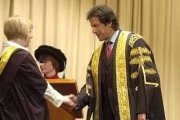 MaidahMuhammad's tweet photo. پاکستانیوں یہ تحریر پڑھنی ہے اور فخر ہوگااپنے لیڈر عمران خان پر۔
بریڈ فورڈ یونیورسٹی کاشمار برطانیہ کی مشہور یونیورسٹی میں ہوتا ہے-

یہ دنیا کی بہترین درسگاہ میں شمار ہوتی ہےاور برطانیہ کی ٹاپ 15 یونیورسیز میں سے 1 یونیورسٹی ہے- 2005 میں یونیورسٹی کو چانسلر کی ضرورت تھی۔ پوری دنیا سے 100 سے زیادہ سکالرز اور بزنس مینیجرز کو بلایا گیا –جس میں زیادہ تعداد برطانیہ ور امریکا اور جرمن سکالرز کی تھی۔ اس لسٹ میں پاکستان اور انڈیا میں سے صرف ایک بندے کو بلایا گیا، سلیکشن سے پہلے جرمن سائنٹسٹ کو چانسلر کی سیٹ کے لیے سب سے زیادہ مضبوط امیدوار قراردیا جا رہا تھا - مگر تمام کہانی اس وقت تبدیل ہوئی جب "ٹیلنٹ " لیڈرشپ " موڈرن اسٹڈیز " پر بحث میں پاکستان نژاد نے دوسرے تمام امیدوار کو پیچھے چھوڑ دیا - اس ہال میں بریڈفورڈ کے تعام ڈائریکٹرز کھڑے ہو کر تالیاں مارنے اور داد دینے پر مجبور ہو گئے - تب جرمن سائنٹسٹ اس سکالر کے پاس آیا اور کہا اس پوسٹ پر تم مجھ سے زیادہ قابل بندے ہو-

کابینہ کی اکثریت نے اس سکالر کو منتخب کر لیا - اور کہا
"بولو کتنی تنخواہ لو گے- ؟"

اس نے تاریخی کلمات بولے۔۔۔

"میں یہاں بزنس کے لیے نہیں آیا - اور بولا تعلیم اور پیسے کا ایک دوسرے سے موازانہ نہیں کیا جا سکتا -میں ایک ایسے ملک سے ہو�� جہاں لوگوں کو تعلیم کی بنیادی سہولیات نہیں ہیں۔ ہمارے پیسے والے لوگ دوسرے ممالک میں جا کے تعلیم حاصل کر لیتے ہیں- جب کے غریب لوگ اپنے دل میں حسد لے کر اس دنیا سے چلے جاتے ہیں - یہی وہ خاص وجہ ہے جس کی وجہ سے غریب اور امیر کا فرق دن با دن زیادہ ہوتا جا رہا ہے- میری زندگی کی خواہش ہے میرے ملک کے وہ لوگ جو دوسرے ممالک میں نہیں جا سکتے وہ اپنے ملک میں ہی رہ کر اچھی تعلیم حاصل کریں اور بریڈفورڈ جیسی اچھی یونیورسٹی کی ڈگری حاصل کر سکیں- اس لیے میں یہ بریڈفورڈ پھر ہی جوائن کر سکتا ہوں اگر اپ مجھے میرے ملک کے لیے یہ سہولت دیں -"

کابینہ کے تمام ارکان اس بات سے حیران رہ گئے - کابینہ کی اکثریت اس فیصلہ کے خلاف ہو گئے اور کہنے لگے
"ایسا ممکن نہیں کہ ہم پاکستان میں اپنی ڈگری متعارف کروائیں -"

سکالر کہنے لگا

"پھر آپ پاکستان کا بندہ بریڈفورڈ کا چانسلر کیوں لگا رہے ہو ؟-" 
بات یہاں آ کر رک گئی اور وہ سکالر اٹھ کے چلا گیا -

بعد میں Chris Taylor نے اپنی کابینہ کو کہا

"اس بندے کو ایسے نہ جانے دو اس میں کچھ کر دکھانے کی صلاحیت موجود ہے- جو بندہ اپنے ملک کا وفادار ہو اور کچھ کرنے کا عزم ہو وہ کام بھی ہمیشہ اچھا کرتا ہے اور پیسے کا لالچ نہیں کرتا - آپ اس کی بات مان لیں-"

کابینہ نے اس سکالر کو واپس بلایا اور کہا آپکی تمام باتیں منظور ہیں۔ آپ پاکستان میں جہاں چاہتے ہیں کیمپس بنا سکتے ہیں- وہ اسکالر 9 سال تک بریڈفورڈ کا چانسلر رہا ہے- 1986 کے بعد یہ پہلا موقع ہے کے کوئی بندہ اتنے زیادہ عرصے کے لیے چانسلر بنا رہا۔ اس کا نام عمران خان ہے اور وہ منافق طالبان خان .یہودی ایجنٹ اور غدار سیاستدان کے طور پر جانا جاتا رہا ہے- بے شک یہ شخص لالچ نہیں کرتا جس نے اپنی زندگی میں ہی اپنی جائیداد اثاثے قوم کے لئے بنائے شرکت خانم کو ڈونیٹ کر رکھی ہے ہم اس شخص پر کیا کسی طرح شک کریں۔
خان صاحب ، اللّہ تعالیٰ آپ کی عمر دراز فرمائے۔ اور دشمنوں سے محفوظ رکھے۔ اللہ تعالیٰ آپ کو اپنی حفظوامان میں رکھے۔ آمین ثمہ آمین یا ربّ اللعالمین۔
#خان_قید_نہیں_یرغمال_ہے 
#نکلو_عمران_خان_کی_خاطر
#نکلو_پاکستان_کی_خاطر