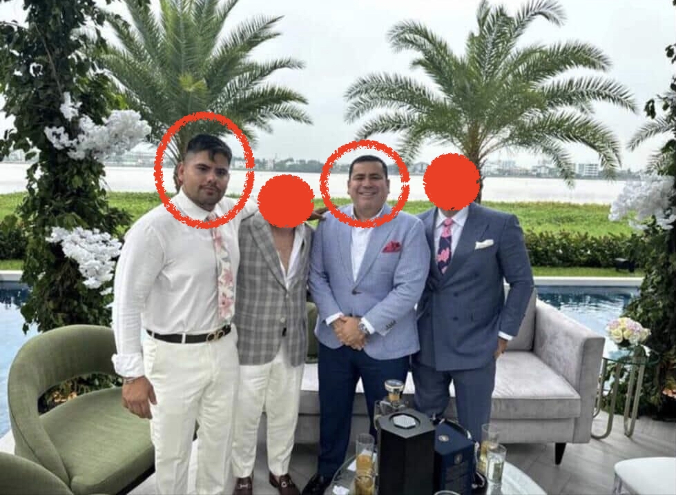 AndresDuranEc's tweet photo. Yo estoy de acuerdo con ambos. ¿Olvidaste que le invitabas a Juan Carlos Mendoza Daza a fiestas y bodas?, ¿Sabías que JM aparece en los progresivos de la UNTIAT como enlace de la mafia albanesa? 
Aquí lo tienen a JM con Bryan Soria, ante de ser asesinado. ¿Se pelearon por el mal reparto? Entiendo que Galamedios todavía les debe medio palo👇.