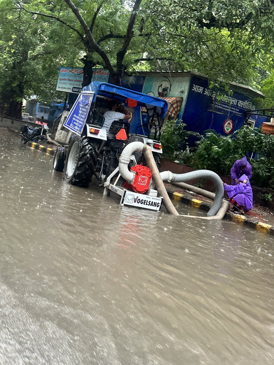 CBhattacharji's tweet photo. #DelhiRain 
“Be prepared” is the Met’s advice for the next couple of hours.

Earlier, was in an @airindia flight which aborted landing cos of “heavy rain” at ~12.

Pumps on several roads. But where are they pumping the water to? https://t.co/fgTrHoA7Ak