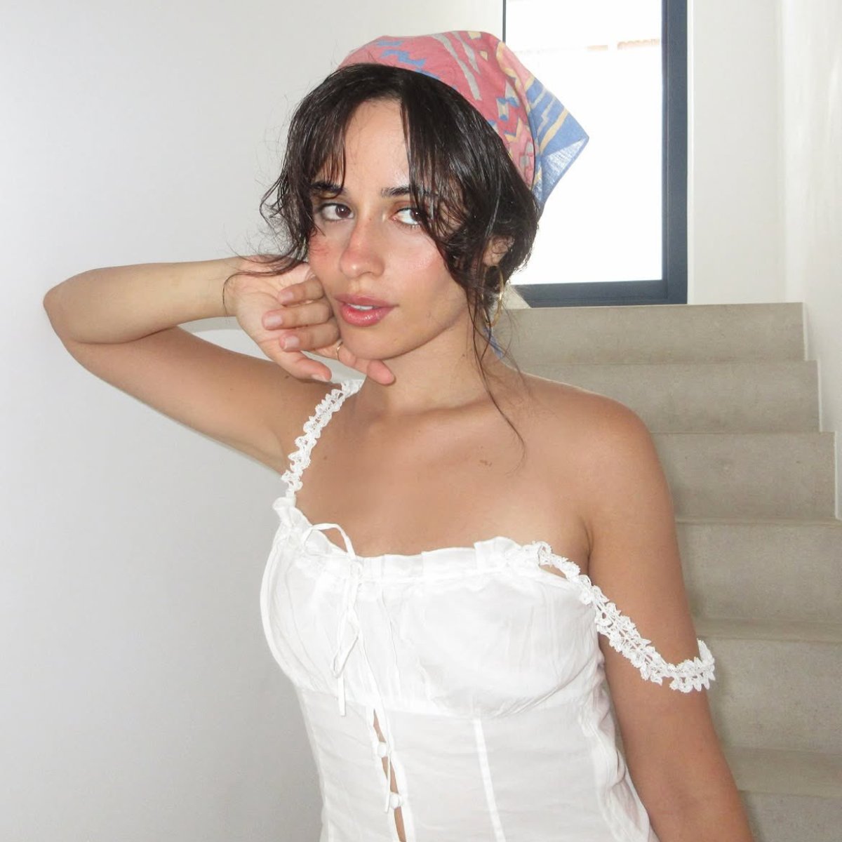 kccett's tweet photo. Marie Claire fez uma matéria sobre a viagem da Camila à Grécia e enalteceu sua naturalidade.

— "Cabelo em sua textura natural, maquiagem praticamente inexistente. Prefere compartilhar momentos autênticos do seu dia a dia em vez de ensaios fotográficos excessivamente produzidos." https://t.co/HcHBDrxUyX