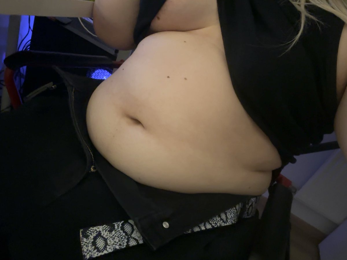 Lunaa_lll's tweet photo. oughhh my pants are getting too tight ;w; https://t.co/2JOfoEngwT