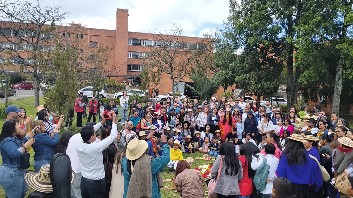 AstridCaceresC's tweet photo. Entre la ignorancia y el miedo, parece que así se mueven. 
El día de la niñez indígena y la celebración con indígenas de todo el país y sus niños, niñas y adolescentes. Les compartimos mejores fotos y por fin tenemos política de niñez indígena por primera vez en el país! 
De todos modos uno nunca sabe a qué le temen?. 
Saludos a la “mona” que ya vivía allá mucho antes.