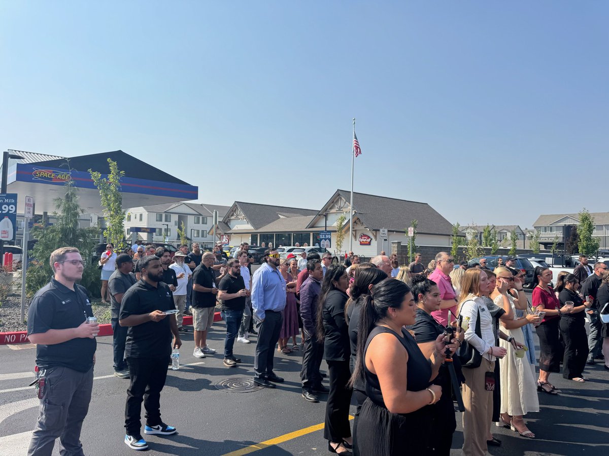 ChristineDrazan's tweet photo. Yesterday we got to celebrate the opening of Woodburn Place Apartment Homes West, a beautiful 44-building property bringing 478 new homes to this growing community, along with a new US Market.

At a time when housing is out of reach for too many Oregonians, we need more people willing to invest and build here. As governor, I’ll clear the way for that investment and make Oregon more affordable.

Thank you to I&E Construction, Stratum and US Market for having me!
