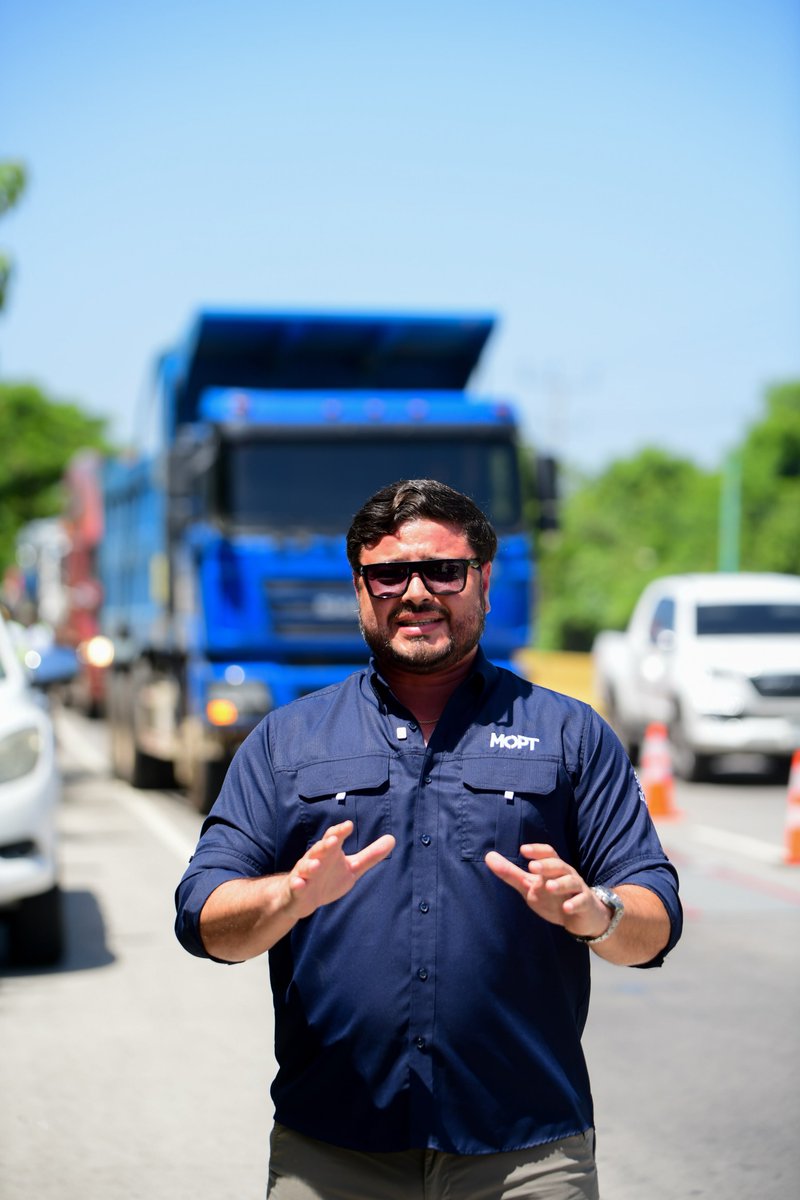 VMTElSalvador's tweet photo. "Las restricciones para el transporte de carga se mantienen vigentes hasta el 9 de agosto, de 5:00 a. m. a 10:00 p. m., entre Playa de Flores–Río Mar y del redondel Surf City al redondel Utila", Director General de Transporte de Carga, @DavidAguirreSV. https://t.co/abxJ6zw47c