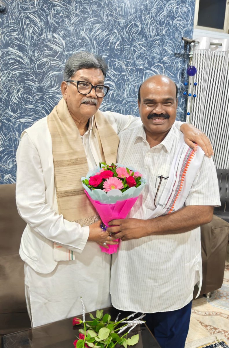 DrCharandas's tweet photo. 📍नैला - जिला जांजगीर-चांपा [ छत्तीसगढ़ ] 07/08/2026

​माननीय कांग्रेस विधायकों से भेंट-मुलाक़ात की श्रृंखला के तहत आज जांजगीर-चांपा के लोकप्रिय विधायक श्री व्यास कश्यप जी के नैला स्थित निवास पहुंचकर उनसे सौजन्य भेंट की।

​इस आत्मीय अवसर पर विधायक जी के परिजनों से मिलने का सौभाग्य मिला तथा उनकी पूज्य माता जी के चरण स्पर्श कर उनका आशीर्वाद प्राप्त किया।

​आगमन पर जिस आत्मीयता, स्नेह और गर्मजोशी के साथ हमारे ऊर्जावान एवं कर्मठ कांग्रेस जन साथियों ने भव्य स्वागत-सत्कार किया, उसके लिए मैं आप सभी का हृदय से आभार एवं धन्यवाद व्यक्त करता हूँ।

आपका यह अपार प्रेम और सहयोग ही मेरी असली ताकत है।

​जय हिंद! जय छत्तीसगढ़! 

@Vyaskashyap