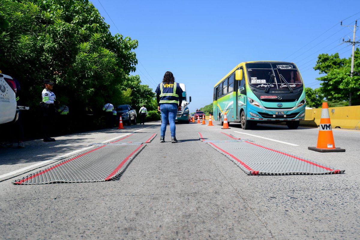 VMTElSalvador's tweet photo. "Las restricciones para el transporte de carga se mantienen vigentes hasta el 9 de agosto, de 5:00 a. m. a 10:00 p. m., entre Playa de Flores–Río Mar y del redondel Surf City al redondel Utila", Director General de Transporte de Carga, @DavidAguirreSV. https://t.co/abxJ6zw47c