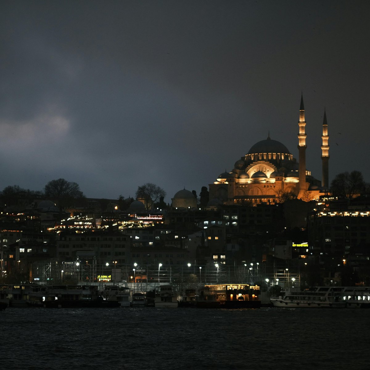 bpthaber's tweet photo. İstanbul'da bu gece nem oranının %100'e kadar çıkması bekleniyor.

Görülebilecek yan etkileri:

— Sinirlilik hali
— Baş ağrısı
— Aşırı terleme
— Nefes almakta zorluk https://t.co/d6hcMtYyj0