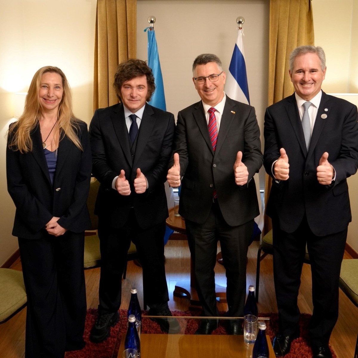 danilerer's tweet photo. El presidente @jmilei mantuvo una reunión bilateral con el ministro de Relaciones Exteriores israelí, @gidonsaar, en Cali. https://t.co/GVWKw1xeHY