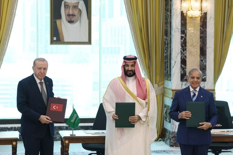 rishav7997's tweet photo. Saudi Arabia, Pakistan and Turkey signed a defense deal that states - "Attack on any of these countries will be considered as an attack on all three".
If aggression is showed against any of them, all three will respond Millitarily. 

More struggles in the merger of POK in to India.