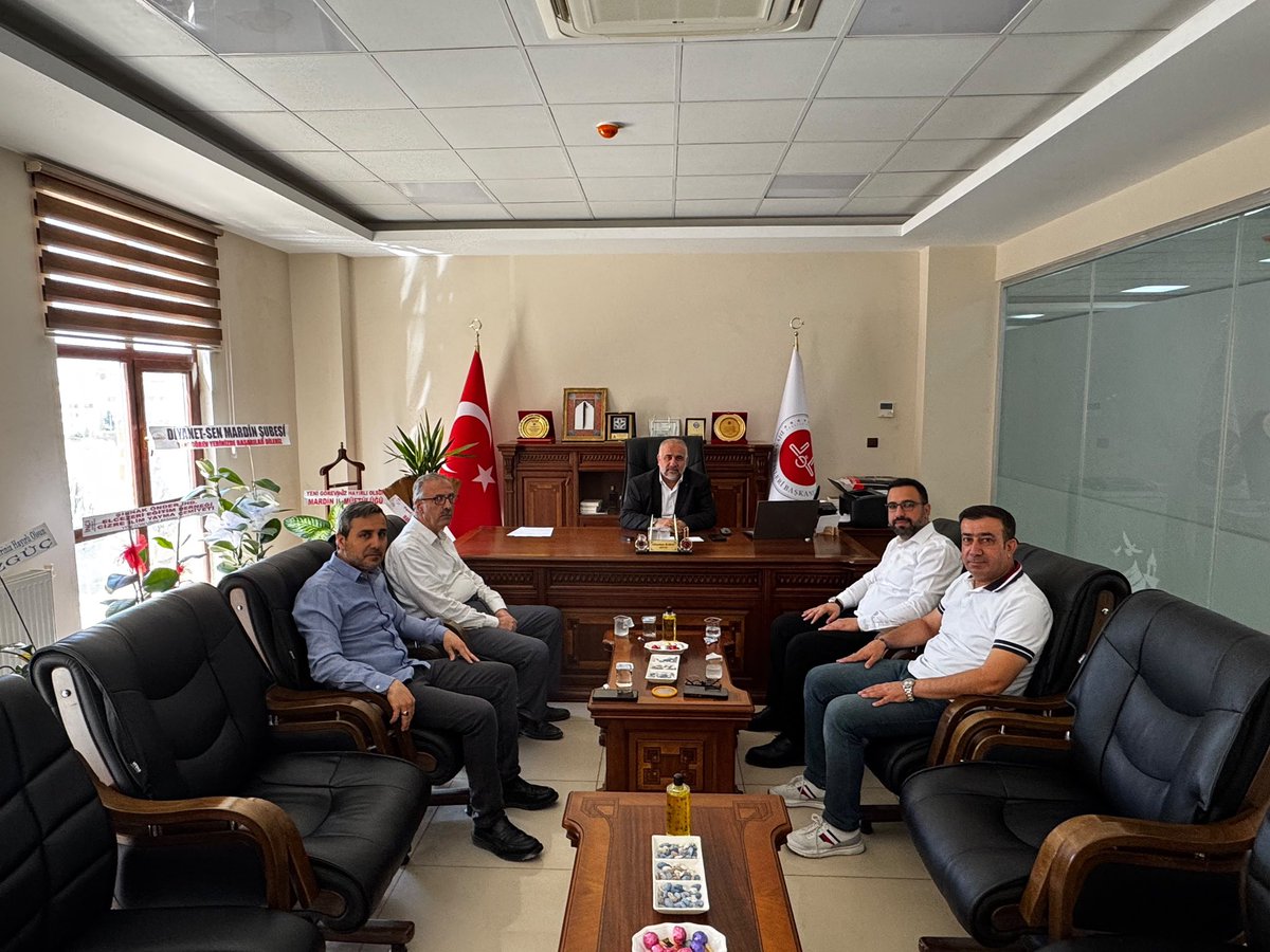 ondermardintr's tweet photo. Mardin ÖNDER İmam Hatipliler Derneği olarak, Artuklu İlçe Müftülüğü görevine yeni atanan Sayın Süleyman Baran Hocamızı ziyaret ederek hayırlı olsun dileklerimizi ilettik.

Nazik ev sahiplikleri için kendilerine teşekkür ediyor, yeni görevinde başarılar diliyoruz. https://t.co/eIVlpYTvnh