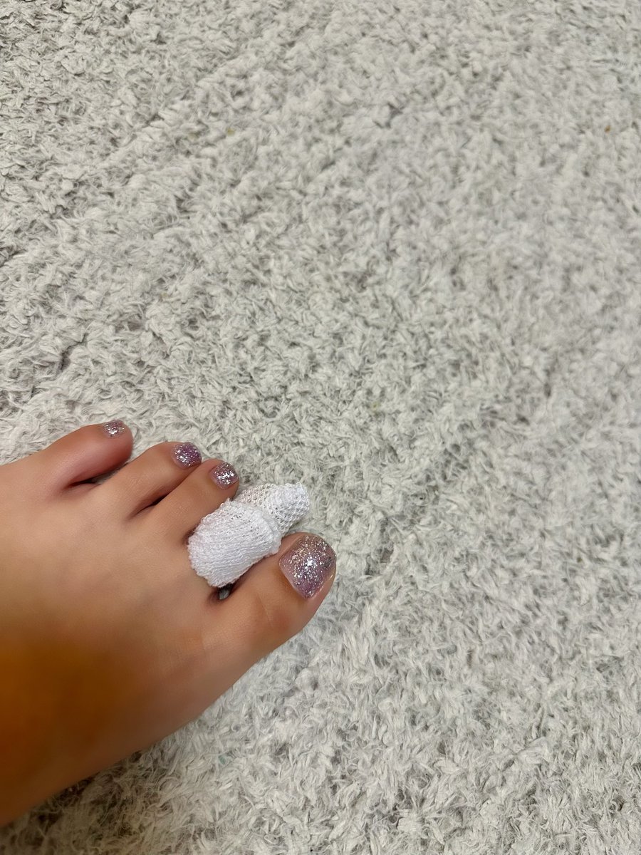 H___2219's tweet photo. 足の爪剥がれて激痛😭😭😭
お盆なのにタイミング悪すぎる、、、 https://t.co/I9cK49HcCD