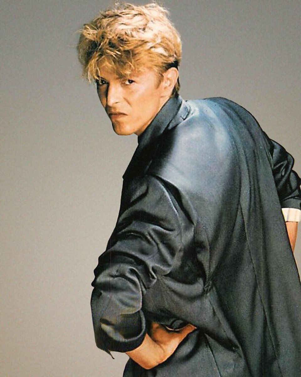 davidbowie_news's tweet photo. David Bowie, 1982, by Greg Gorman.

Publicity shots for the Let’s Dance album. https://t.co/XM9p7KlA1Y