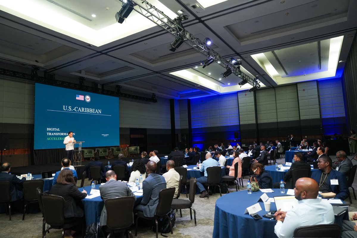 SanzLovaton's tweet photo. Gracias a la @EmbajadaUSAenRD por la invitación a conversar en su evento “Acelerador de la Transformación Digital EE. UU.-Caribe”

Desde el @MIC_RD seguimos apostando por espacios como este, donde gobiernos, empresas y líderes de la región compartimos ideas para impulsar la innovación, la conectividad y el desarrollo tecnológico del Caribe.