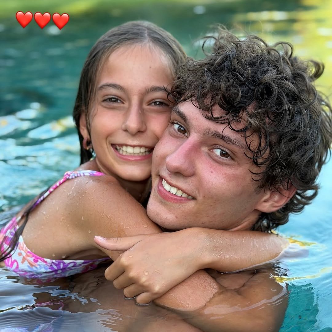 MercedesAMGF1BR's tweet photo. 🥰 Maggie Antonelli posa com um parente próximo. https://t.co/8SSS5MM3a7