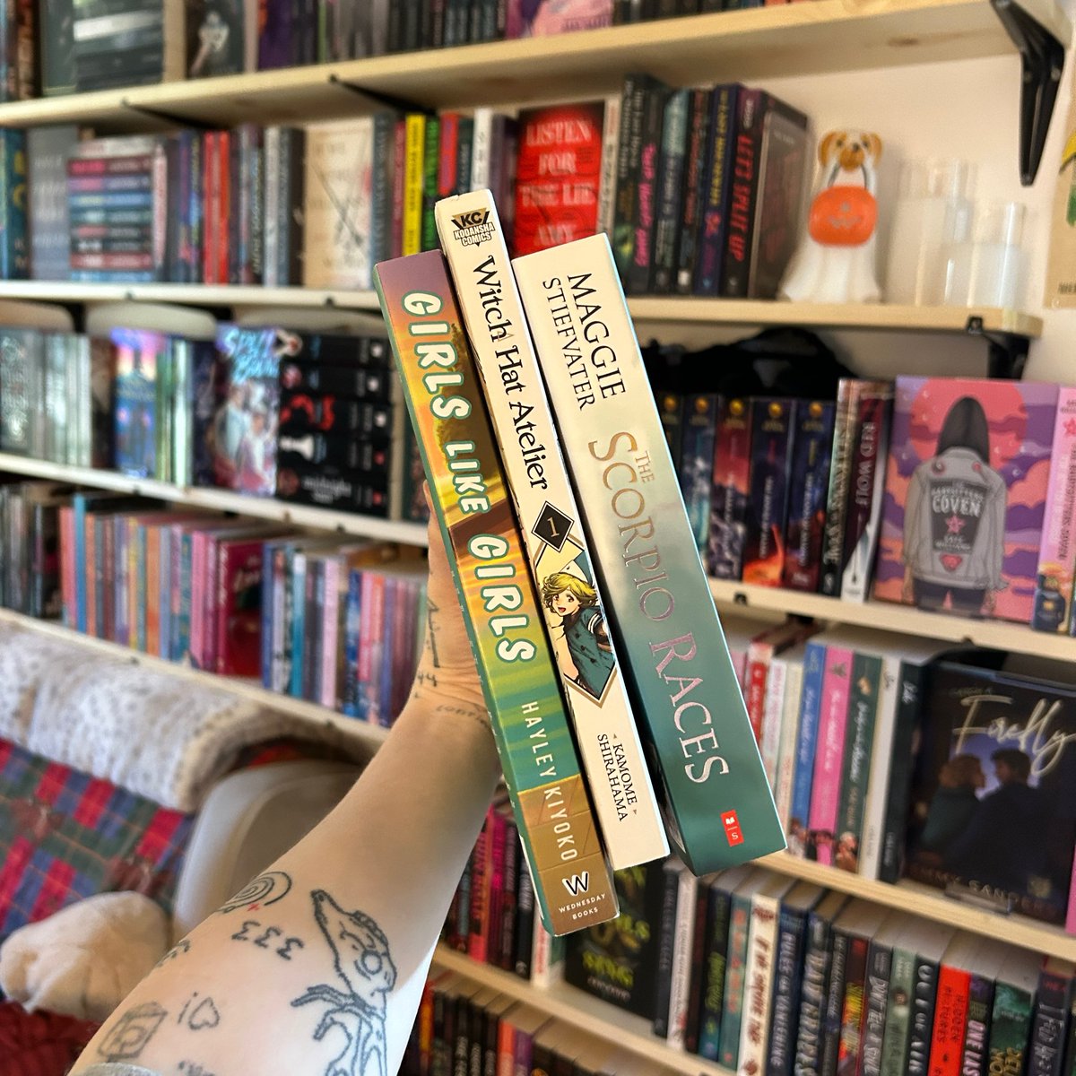 vnillabf's tweet photo. Boy boobs &amp; some of my recent reads :3 📚 https://t.co/HzIFhWOpGI
