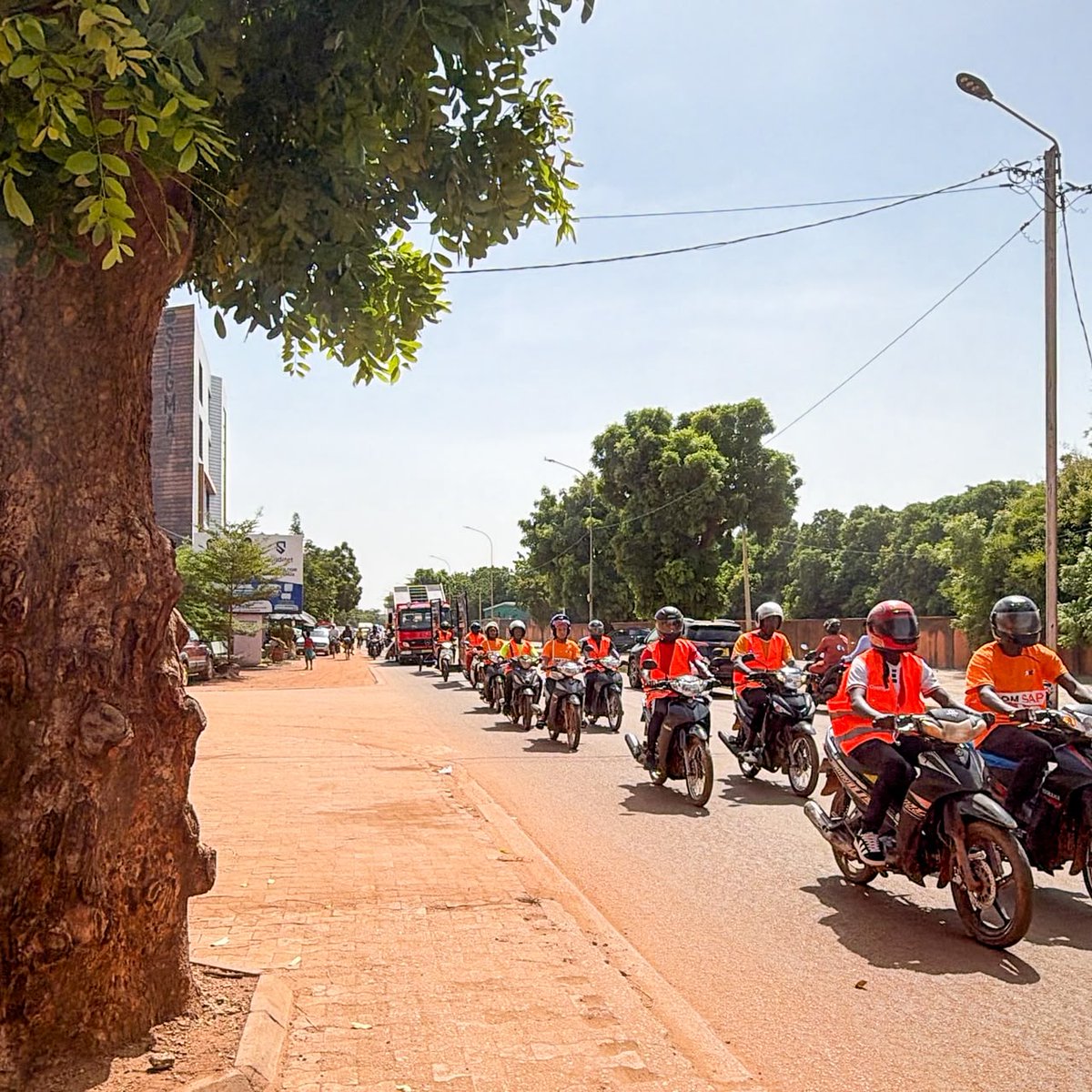 Orangemoneybf's tweet photo. 𝐋𝐚 𝐆𝐫𝐚𝐧𝐝𝐞 𝐏𝐫𝐨𝐦𝐨 𝐎𝐫𝐚𝐧𝐠𝐞 𝐌𝐨𝐧𝐞𝐲 𝐞𝐬𝐭 𝐚𝐥𝐥𝐞́𝐞 𝐚̀ 𝐥𝐚 𝐫𝐞𝐧𝐜𝐨𝐧𝐭𝐫𝐞 𝐝𝐞𝐬 𝐎𝐮𝐚𝐠𝐚𝐥𝐚𝐢𝐬.

la grande promo se vit sur le terrain, au plus près de celles et ceux qui la rendent possible.
📷 Inscrivez-vous via *𝟐𝟎𝟐# 
#GrandePromoOM https://t.co/EftQAmlmO2