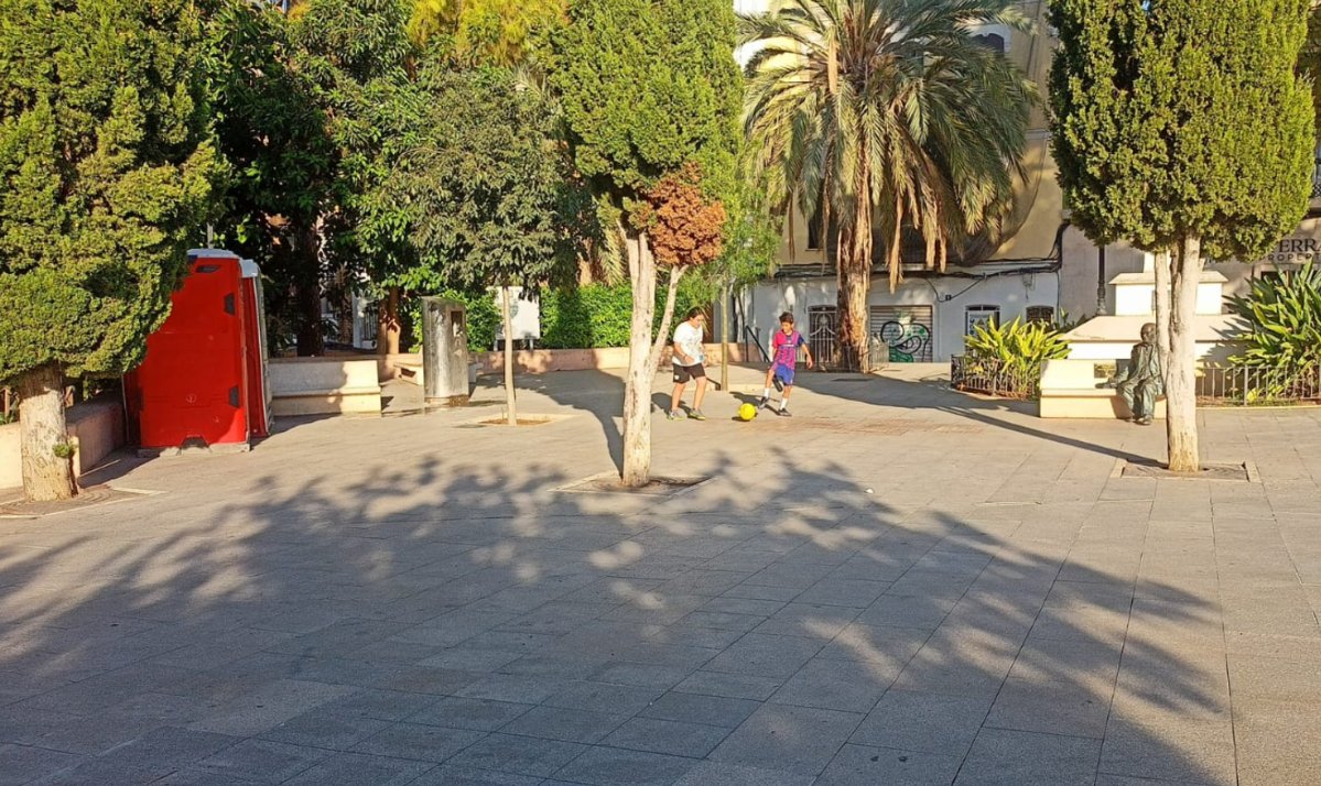 RafaXambo's tweet photo. L'ajuntament de Burjassot ha tingut aquesta ocurrència. Posar un vàter al costat de Vicent Andrés Estellés. No és un ajuntament del PP/Mocs. Governa el PSOE amb majoria absoluta. La gent del @bassot_ ha protestat i el vàter ha acabat a la 2a foto. Té nassos q hagen de protestar. https://t.co/vbmXiIwwpg