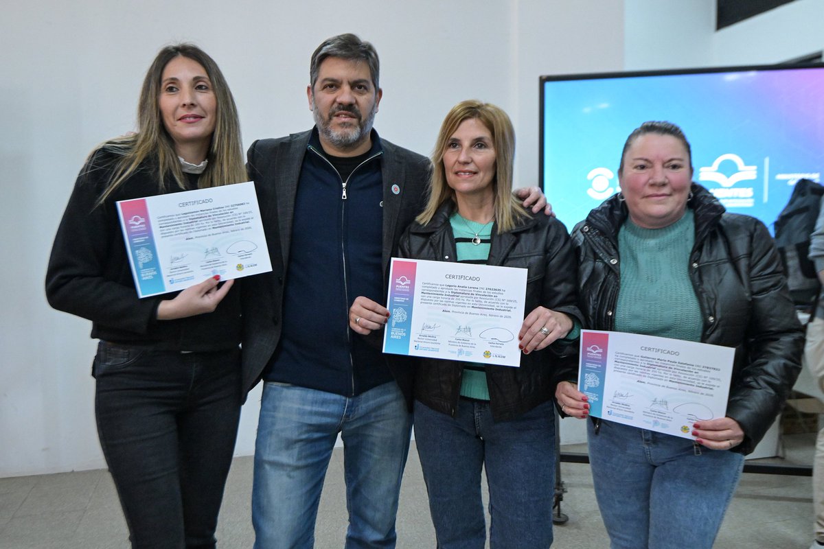 Carli_Bianco's tweet photo. Con #PUENTES inauguramos la ampliación del Centro Universitario de Leandro N. Alem, junto al intendente Carlos Ferraris y la comunidad educativa del municipio.

La ampliación suma dos nuevas aulas equipadas para que cada vez más vecinos puedan acceder a los estudios universitarios en su localidad. 

Además, entregamos certificados a egresados de dos diplomaturas dictadas en el marco de #PUENTES y acordamos un nuevo subsidio que permitirá seguir mejorando el Centro Universitario.

Y también les entregamos computadoras de #ConectarIgualdadBonaerense a 21 estudiantes de cuatro establecimientos del municipio.

Estudiar es un derecho y es el camino para construir un futuro mejor para las personas y las comunidades. En el Gobierno de la Provincia trabajamos para que ese derecho sea una realidad en todo nuestro territorio.