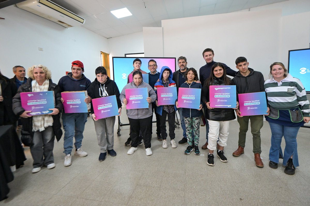 Carli_Bianco's tweet photo. Con #PUENTES inauguramos la ampliación del Centro Universitario de Leandro N. Alem, junto al intendente Carlos Ferraris y la comunidad educativa del municipio.

La ampliación suma dos nuevas aulas equipadas para que cada vez más vecinos puedan acceder a los estudios universitarios en su localidad. 

Además, entregamos certificados a egresados de dos diplomaturas dictadas en el marco de #PUENTES y acordamos un nuevo subsidio que permitirá seguir mejorando el Centro Universitario.

Y también les entregamos computadoras de #ConectarIgualdadBonaerense a 21 estudiantes de cuatro establecimientos del municipio.

Estudiar es un derecho y es el camino para construir un futuro mejor para las personas y las comunidades. En el Gobierno de la Provincia trabajamos para que ese derecho sea una realidad en todo nuestro territorio.