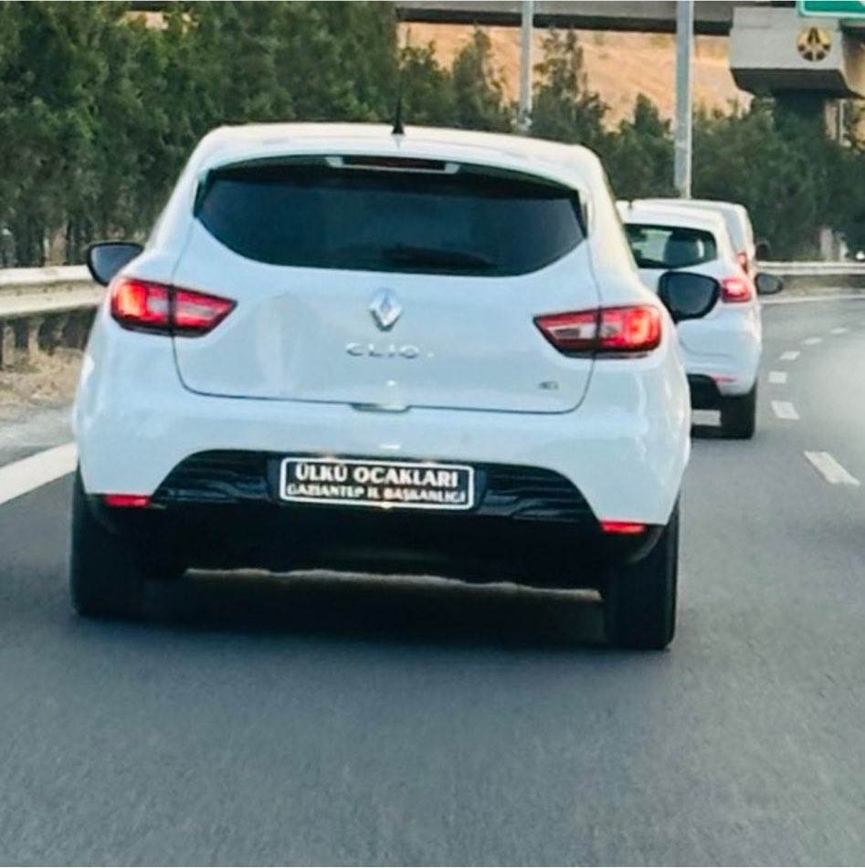alpklnctr's tweet photo. Çakarlı araçlardan sonra bir de başımıza “Ülkü Ocakları Başkanlığı”adı taşıyan plakalı araçlar çıktı. Bunun hiçbir resmiyeti ve geçerliliği yoktur. Hangi akla hizmetle bu şekildeki bir plakayla trafiğe çıkıyorsunuz? Cahil misiniz, maganda mısınız belli değil.
Devletin resmi kurumları hariç hiç kimse trafiğe bu şekilde kafasına göre uydurduğu plakalarla çıkamaz. O zaman ben de bir parti kurup “Alp Kılınç İl Başkanlığı”yazıp takayım aracıma, çıkıp trafikte gezeyim. Olacak iş değil…Umarım yetkili merciler bu arkadaşa gerekli cevabı verir.