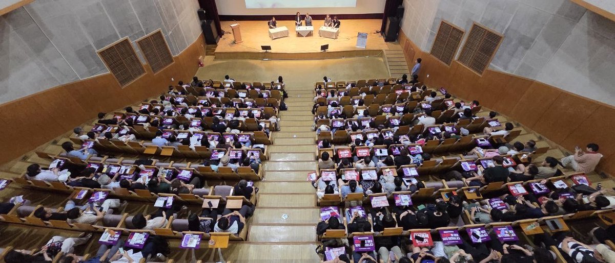 seoulwom's tweet photo. "세상을 바꾸고자 하는 우리들은 10년 전 하나의 선을 넘었습니다. 더 이상 침묵하지 않고 함께하겠다는 하나의 선을 만들었고, 우리는 다시 이전으로 돌아가지 않을 것입니다."

약 200명의 참가자분들과 그 어느 때보다 뜨겁게 진행된 출판기념회&amp;북토크!

👇자세한 후기는 타래로 이어집니다👇 https://t.co/FjMXPj3M5r