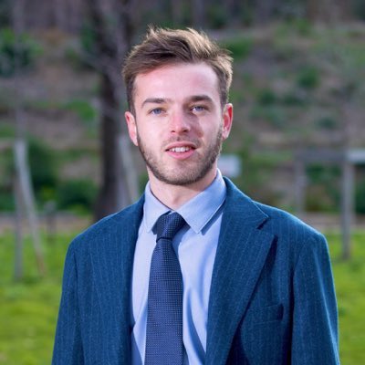 FocusMedia_Fr's tweet photo. 🔴 ALERTE INFO | Une journaliste de Nice-Matin a été agressée lors d’un reportage à Cagnes-sur-Mer. 

Selon le quotidien, elle a été bousculée, projetée au sol et privée de son téléphone par Ugo Massi, conseiller municipal RN. 

Nice-Matin a annoncé déposer plainte et dénonce une atteinte grave à la liberté de la presse.
