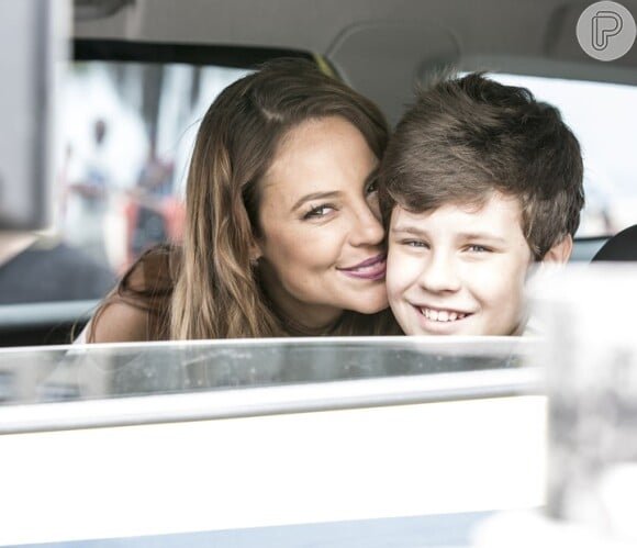 LuccasO2601's tweet photo. A vida realmente dá voltas! Se na primeira fase de #AlémDoTempo Melissa apenas fingia gostar de Alex como enteado, na atual encarnação ela se tornou uma mãe amorosa e totalmente dedicada ao garoto. ❤️ https://t.co/HatbhYx6gE
