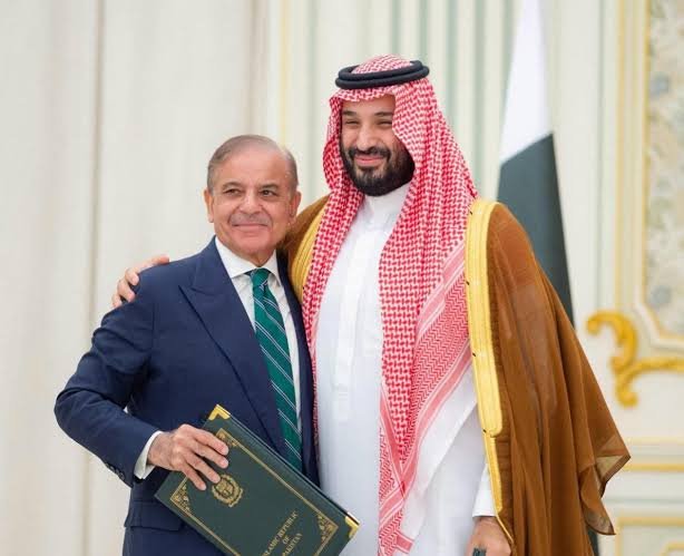 World_Affairs11's tweet photo. BREAKING:

Saudi Arabia wants  Pakistan to fight with Houthis in Yemen by signing defense deal with it and Turkey. https://t.co/SOpKPJP8Rw