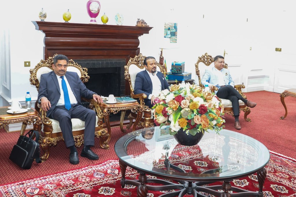 CdeTraba's tweet photo. H.E. President Dr @edmnangagwa today welcomed a delegation from the Government of Fujairah, United Arab Emirates, at State House.

Delegation leader Engineer B.S. Nath explained that the visit focused on exploring investment opportunities in Zimbabwe’s aviation sector and advancing digital transformation. He noted that similar government‑to‑government projects have succeeded elsewhere and expressed confidence Zimbabwe could benefit in the same way.

The proposed partnership aims to modernise aviation infrastructure, improve efficiency and harness digital technologies to enhance service delivery. It is also expected to deepen Zimbabwe–UAE relations, strengthen border security, boost tourism, attract investment and create jobs for young people, while supporting the country’s wider economic development agenda.
#ZimbabweUAEPartnership