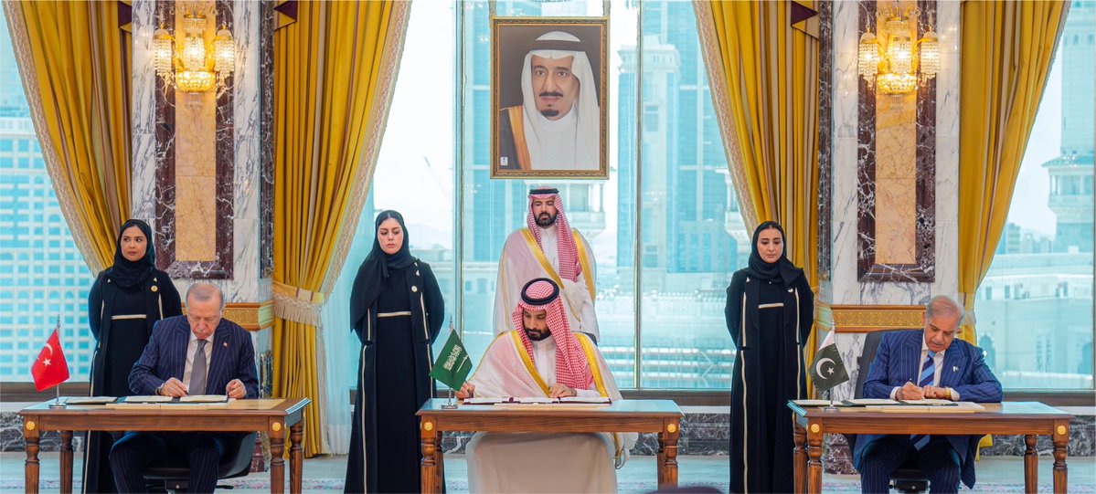 Abdulaziz_anjri's tweet photo. برز خلال الأشهر الماضية في عدد من مراكز الفكر والنقاشات الاستراتيجية حديث متزايد عن انتقال المنطقة تدريجيًا نحو ترتيبات أمنية أكثر استقلالًا، تقوم على شراكات إقليمية جديدة بدل الاعتماد الكامل على المظلات التقليدية.

إعلان #اتفاقية_مكة للدفاع المشترك بين #السعودية و #تركيا و #باكستان يمثل، في تقديري، خطوة مهمة في هذا الاتجاه.

وربما تكون الرسالة الأهم في هذا الاتفاق أن الأمن الإقليمي لا يُبنى بالضرورة بين الدول المتجاورة جغرافيًا، بل بمدى استعداد الدول، وإن تباعدت، لتحويل المصالح المشتركة إلى التزامات فعلية.

فالمطلوب اليوم ليس تحالفات واسعة على الورق، بل شركاء يكونون معنا قلبًا وقالبًا حين يحين وقت الاختبار.

وما يستحق المتابعة الآن هو ما إذا كانت هذه الثلاثية تمثل نواة لهندسة أمنية إقليمية أوسع، تكون #مصر جزءًا منها في مرحلة لاحقة، سواء عبر إطار دفاعي أو من خلال تنسيق استراتيجي أعمق.

ولا شك أن تحرك مصر في هذا الاتجاه أكثر تعقيدًا؛ فثقلها الجيوسياسي، وتشابك التزاماتها وعلاقاتها الإقليمية والدولية، يفرضان عليها حسابات مختلفة، وربما ترتيبات تسبق الانتقال إلى صيغة أمنية جديدة.

لذلك قد يكون من المبكر الحديث عن انضمامها الآن، لكنني لا أستبعد أن نشهد خلال المرحلة المقبلة أشكالًا متدرجة من التنسيق والشراكة تقرّب القاهرة من هذا المحور، حتى وإن لم تبدأ بعضوية رسمية في الاتفاق نفسه.

وإذا اكتمل هذا المسار، فقد نكون أمام واحدة من أهم التحولات في بنية الأمن الإقليمي خلال العقد الحالي.