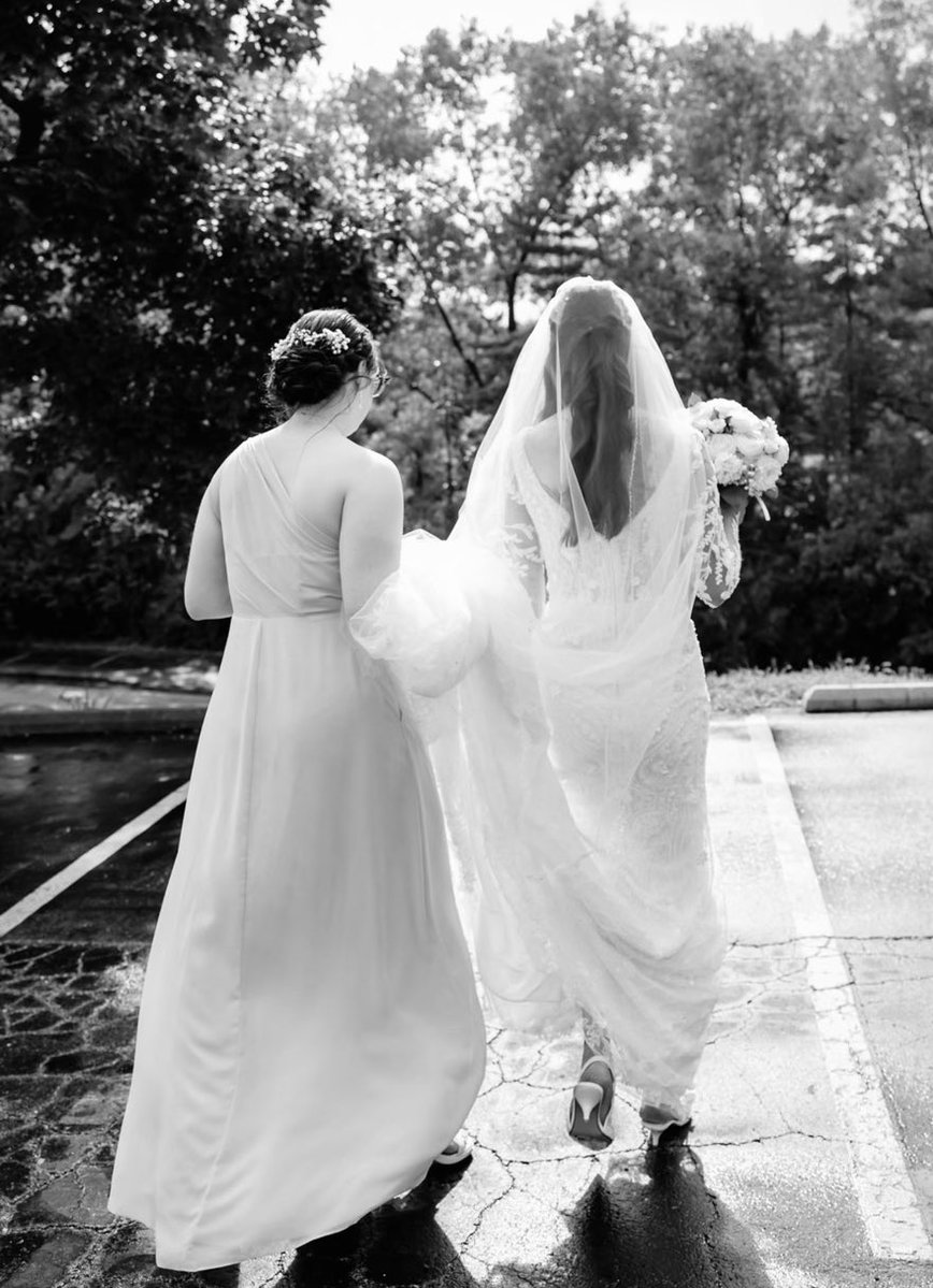 Suzy_1776's tweet photo. My daughter dreamed of having this classic car for her wedding and after searching I got lucky and found one and it came with the nicest driver ever🤍Got a few pics back🤍🤍🤍 https://t.co/qjUkazWWzJ