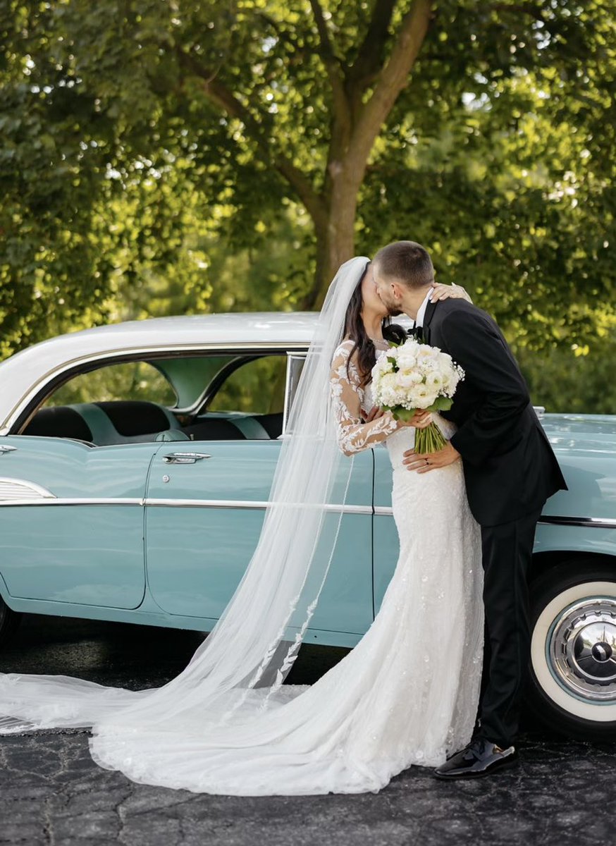 Suzy_1776's tweet photo. My daughter dreamed of having this classic car for her wedding and after searching I got lucky and found one and it came with the nicest driver ever🤍Got a few pics back🤍🤍🤍 https://t.co/qjUkazWWzJ
