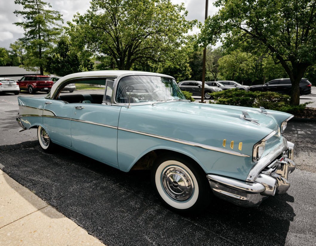 Suzy_1776's tweet photo. My daughter dreamed of having this classic car for her wedding and after searching I got lucky and found one and it came with the nicest driver ever🤍Got a few pics back🤍🤍🤍 https://t.co/qjUkazWWzJ
