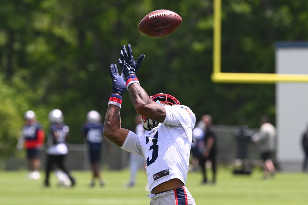 tkyles39's tweet photo. 🍿 DeMario Douglas pops in team scrimmage
💪 Drake Maye finishes strong (again)
⚡️ Kyle Williams "to be a large part of" pass game
👀 UDFAs combine for wild play

My top takeaways from the #Patriots' 12 training camp practice 👇🏾 https://t.co/9uITWpooz9