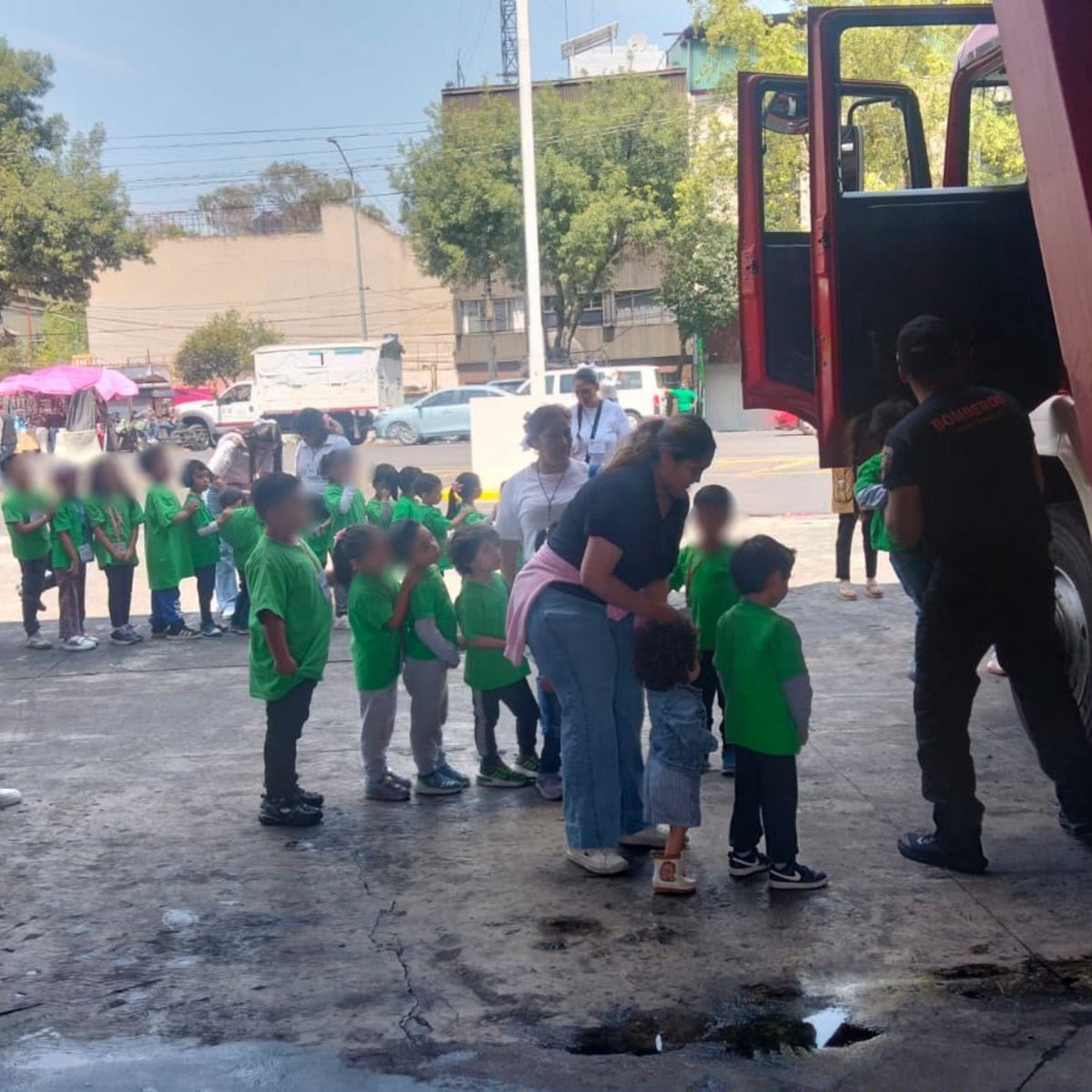 JefeVulcanoCova's tweet photo. Nuestra Estación Central recibió la visita de 122 niños y niñas del Colegio Octavio Paz, acompañados por 24 docentes, quiénes vivieron una jornada llena de aprendizajes a través del juego y de la convivencia con las y los Bomberos.

Las puertas de nuestras estaciones siempre están abiertas para que la población pueda conocer de cerca nuestra labor, como una parte vital para sembrar la semilla de la prevención en las futuras generaciones.

@ClaraBrugadaM