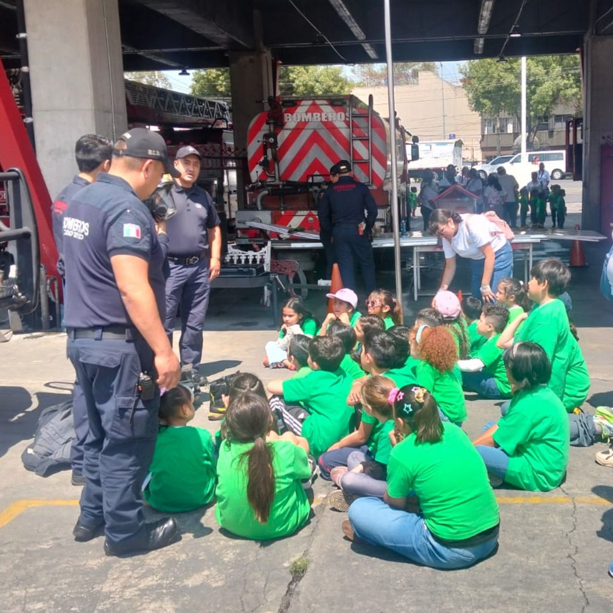 JefeVulcanoCova's tweet photo. Nuestra Estación Central recibió la visita de 122 niños y niñas del Colegio Octavio Paz, acompañados por 24 docentes, quiénes vivieron una jornada llena de aprendizajes a través del juego y de la convivencia con las y los Bomberos.

Las puertas de nuestras estaciones siempre están abiertas para que la población pueda conocer de cerca nuestra labor, como una parte vital para sembrar la semilla de la prevención en las futuras generaciones.

@ClaraBrugadaM
