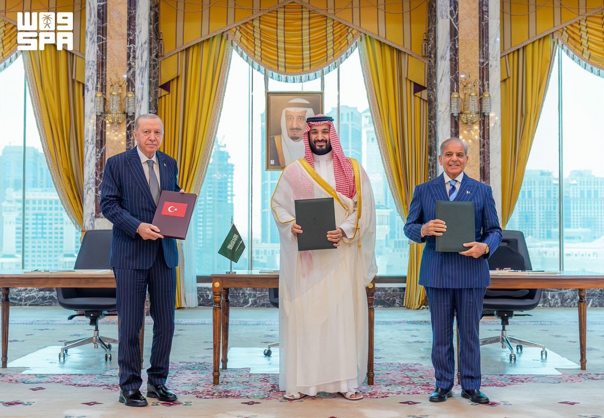 MoIB_Official's tweet photo. Historic Makkah Joint Defence Agreement signed 🇵🇰🇸🇦🇹🇷

#MakkahDefenceAgreement
#PakistanSaudiTürkiye https://t.co/m5u0OSdeEi