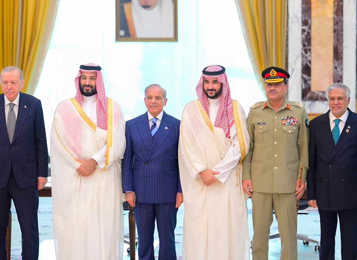 DCDPakistan's tweet photo. Historic Makkah Joint Defence Agreement signed 🇵🇰🇸🇦🇹🇷

#MakkahDefenceAgreement
#PakistanSaudiTürkiye https://t.co/W4mmVmlgFi