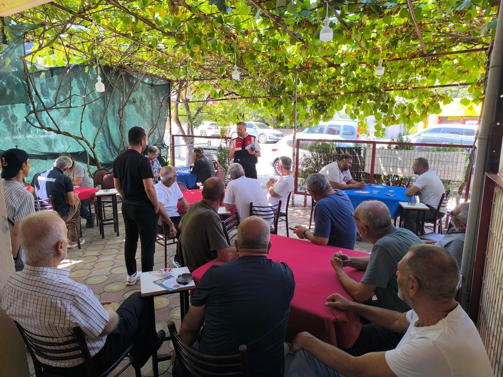 termalkaymakaml's tweet photo. Yalova İl Jandarma Komutanlığı Siber Suçlarla Mücadele Şube Müdürlüğü tarafından Yenimahalle Köyü Kıraathanesinde vatandaşlarımıza yönelik siber farkındalık eğitimi gerçekleştirildi.

@ahusta07 
@yalovavaliligi https://t.co/j11go081HR