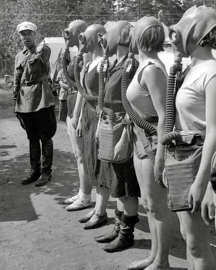 sovietvisuals's tweet photo. Photo by Emmanuil Evzerikhin, USSR, 1930s. https://t.co/2xppOjvUy2