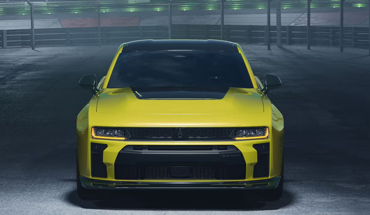 KollegeKidd's tweet photo. Dodge announces new 2027 Dodge Charger Super Bee 🐝 Trading the Hemi V8 for a highly boosted 600-horsepower twin-turbo inline-six, it is the most powerful gas-powered model in the Sixpack lineup, which will be available in both two and four-door body styles. https://t.co/JLhUdJE3zd