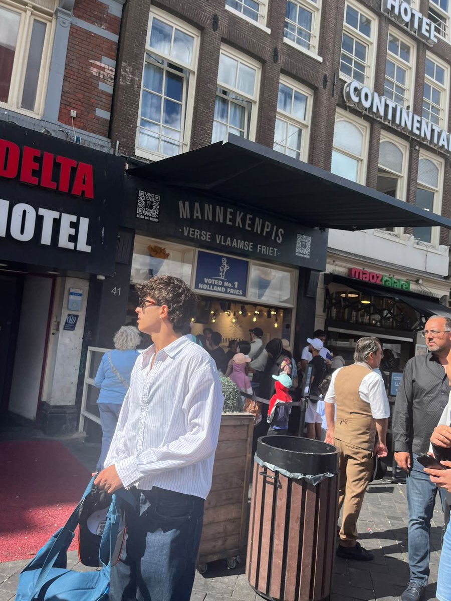 NieuwsuitIsrael's tweet photo. @mannekenfriet Amsterdam 

VERBODEN VOOR JODEN 🚫

Dit bericht kreeg ik vanmorgen van een vriendin van mij. Het betreft het aanwezige personeel!

“Eventjes om door te geven. Mijn kinderen waren hiernaast felafel aan het eten en toen gezien dat de medewerkers van deze friettent een Israëlische familie uitscholden en weigerden hen te serveren 🫩😔”

Van mij mogen zij aan de schandpaal.

Delen is lief!