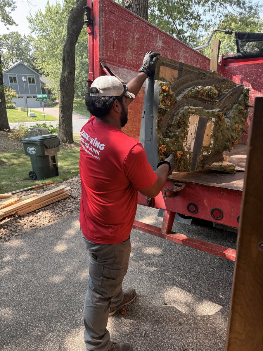JKStPaulMN's tweet photo. Big, bulky or awkward? We’ve got it. 💪

Our Junk King St. Paul crew handles the heavy lifting and loading so you don’t have to. From furniture and household junk to construction debris and cleanouts, just point and we’ll make it disappear! 👑

#JunkKing #StPaul #JunkRemoval https://t.co/XmowhhBAMy