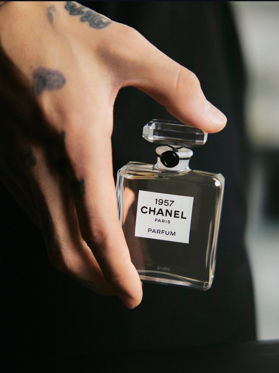 LadyNeP6's tweet photo. Chanel Beauty:
Up Close
@BTS_twt @bts_bighit
#JungKook #JeonJungKook #Jk #Jungkookie #GoldenMaknae #Kookie #JKey #JungKookxChanel #JkChanel #ChanelBeauty #CHANELGrandParfumeur
#CHANELFragrance
https://t.co/SkfdAOaulL https://t.co/jcWnigl6AY