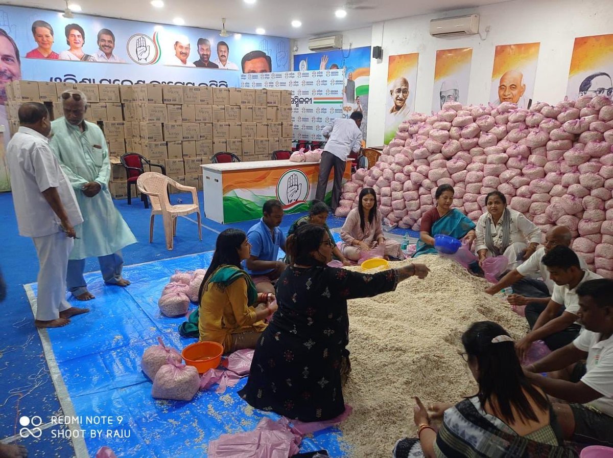 INCOdisha's tweet photo. ବନ୍ୟା ବିପର୍ଯ୍ୟୟରେ ପ୍ରଭାବିତ ପରିବାରମାନଙ୍କ ପାଖରେ ସହାୟତା ପହଞ୍ଚାଇବା ପାଇଁ ଓଡ଼ିଶା ପ୍ରଦେଶ କଂଗ୍ରେସ ଭବନରେ ରିଲିଫ୍ ସାମଗ୍ରୀ ପ୍ରସ୍ତୁତ କରାଯାଉଛି । ଦୁର୍ଦ୍ଦିନର ଏହି ମୁହୂର୍ତ୍ତରେ ଓଡ଼ିଶା ପ୍ରଦେଶ କଂଗ୍ରେସ ପୀଡ଼ିତ ଲୋକଙ୍କ ସେବା ଓ ସହଯୋଗ ପାଇଁ ପ୍ରତିବଦ୍ଧ । https://t.co/0sWQqrNmJu