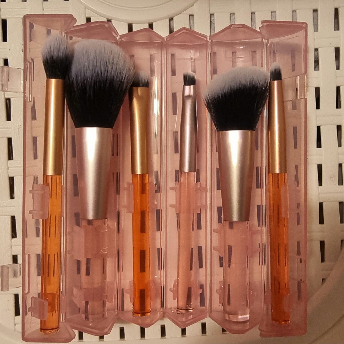 reavesuke's tweet photo. travel make up brushes

i just love ppl's creativity! https://t.co/6MOgJmrd5Z