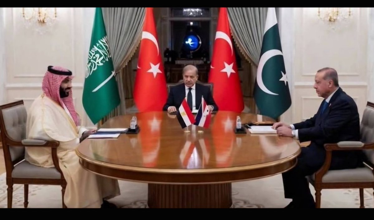 Afashih0's tweet photo. ثلاث دول توقع :
هجوم على واحد = هجوم على الجميع 
كأن التاريخ لم يعلمنا شيئا...
ورق في مكة ومصالح متضاربة في كل مكان...
_ تركيا تساوم إيران..
_ باكستان تحدق في الهند...
_ والسعودية تدفع ثمن حروب لا ناقة لها فيها ولا جمل...
 هذا ليس درعا…
هذا قيد يسحب الجميع إلى جحيم الآخرين...
 تحالف يباع بالكلام وسينهار عند أول طلقة حقيقية..
الأمن لا يشترى بتوقيعات...
بل يبنى بالحكمة لا بالمغامرات...
@Afashih0
@Afashih10