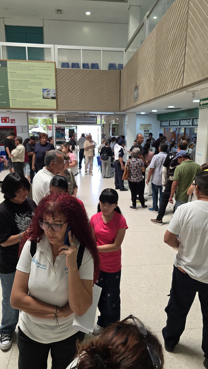 f_herrasti's tweet photo. @Tu_IMSS pedimos apoyo en UNF 37 LOS MOCHIS, solo 3 en farmacia atendiendo a decenas de personas en doble fila. Casi hay más auxiliares en informes y ahí no hay filas. Los ejecutivos nu se asoman https://t.co/JZS1D0YXtf
